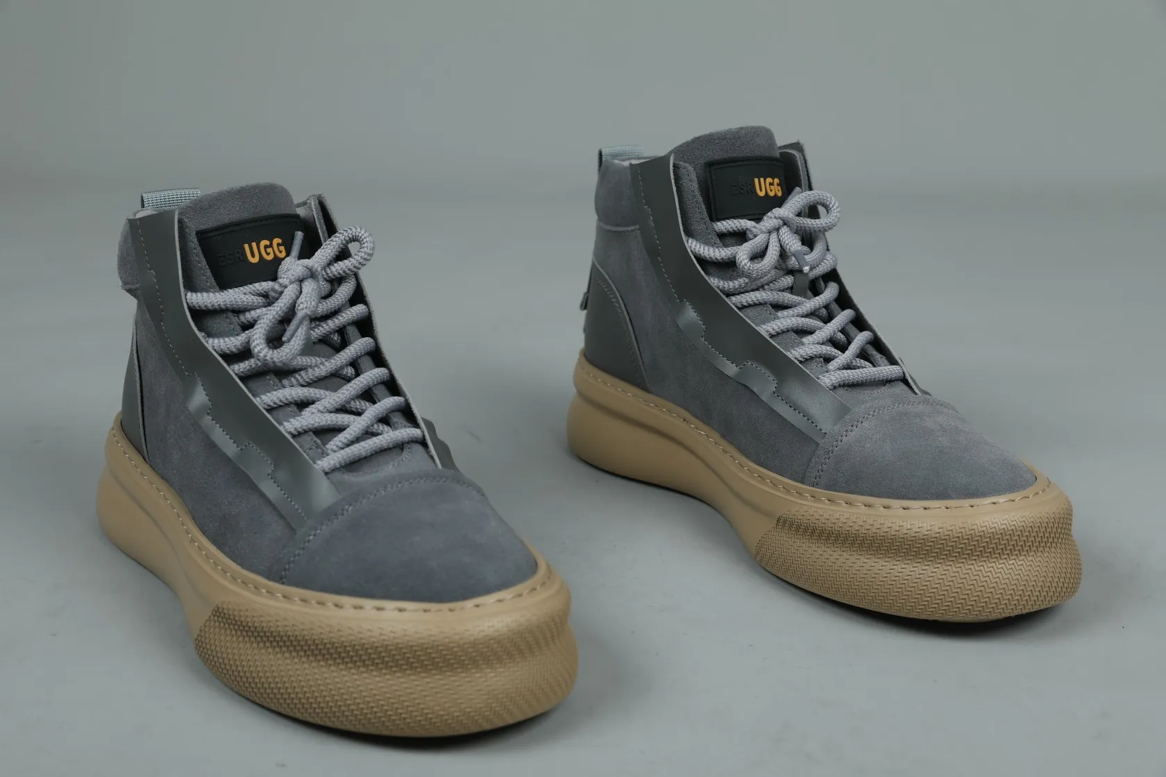 Men's shoes 💰600 IUGGI handsome double-sided short boots. I was attracted by it at first sight. Exclusive and original private outsole. Super soft and light rebound. Top layer calfskin grain frosted. Full texture. All sheep fur inside. Size: 39-44 Model 3681